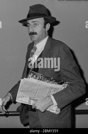 Le politicien libanais Walid Jumblatt, chef du parti Druze libanais, arrive à l'aéroport de Londres Heathrow en mars 1987. Banque D'Images