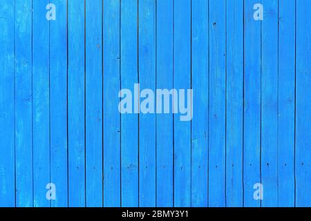 Texture d'une clôture en bois peinte avec de la peinture bleue. Banque D'Images