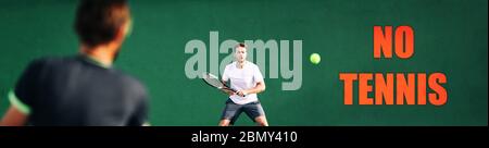 Les joueurs de tennis jouant sur le court avec l'enseigne NE SONT PAS AUTORISÉS bannière panoramique signe. Aucun sport n'est autorisé pendant la COVID-19 pour la prise de distance sociale Banque D'Images