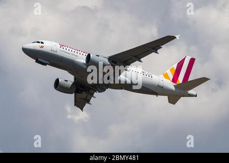 Budapest / Hongrie - 20 août 2018 : décollage et décollage de l'avion passager Germanwings Airbus A319 D-AKNO à l'aéroport de Budapest Banque D'Images