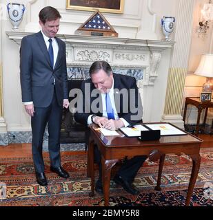 Le secrétaire Pompeo officie la cérémonie d'assermentation de l'ambassadeur Hale le secrétaire Michael R. Pompeo officie la cérémonie d'assermentation de l'ambassadeur David Hale en tant que sous-secrétaire d'État aux affaires politiques, au ministère d'État, le 30 août 2018. Banque D'Images