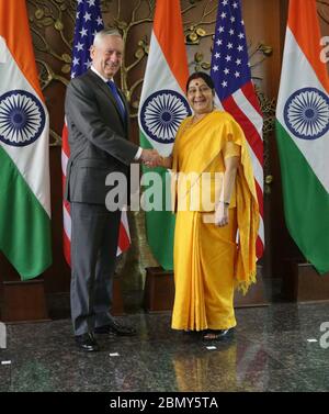 Le secrétaire Mattis avec le ministre indien des Affaires extérieures Swaraj au dialogue États-Unis-Inde 2+2 le secrétaire à la Défense James Mattis rencontre le ministre indien des Affaires extérieures, M. Sushma Swaraj, lors du dialogue États-Unis-Inde 2+2 à New Delhi, en Inde, le 6 septembre 2018. Banque D'Images