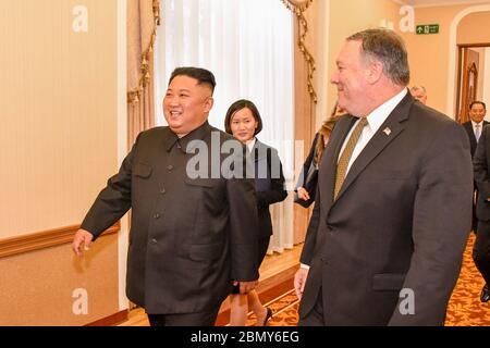 Le secrétaire Pompeo et le président Kim assistent à un déjeuner de travail à Pyongyang le secrétaire d'État Michael R. Pompeo et le président Kim Jong un de la République populaire démocratique de Corée assistent à un déjeuner de travail à Pyongyang, République populaire démocratique de Corée, le 7 octobre 2018. Banque D'Images