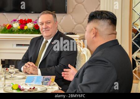 Le secrétaire Pompeo et le président Kim assistent à un déjeuner de travail à Pyongyang le secrétaire d'État Michael R. Pompeo et le président Kim Jong un de la République populaire démocratique de Corée assistent à un déjeuner de travail à Pyongyang, République populaire démocratique de Corée, le 7 octobre 2018. Banque D'Images