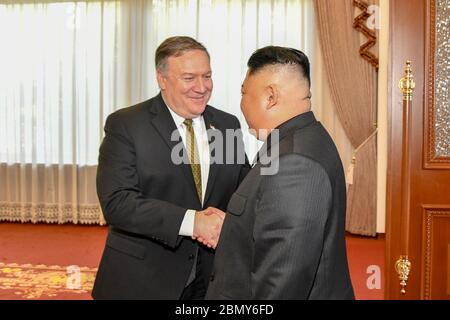 Le secrétaire Pompeo et le président Kim assistent à un déjeuner de travail à Pyongyang le secrétaire d'État Michael R. Pompeo et le président Kim Jong un de la République populaire démocratique de Corée assistent à un déjeuner de travail à Pyongyang, République populaire démocratique de Corée, le 7 octobre 2018. Banque D'Images