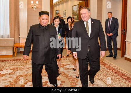 Le secrétaire Pompeo et le président Kim assistent à un déjeuner de travail à Pyongyang le secrétaire d'État Michael R. Pompeo et le président Kim Jong un de la République populaire démocratique de Corée assistent à un déjeuner de travail à Pyongyang, République populaire démocratique de Corée, le 7 octobre 2018. Banque D'Images