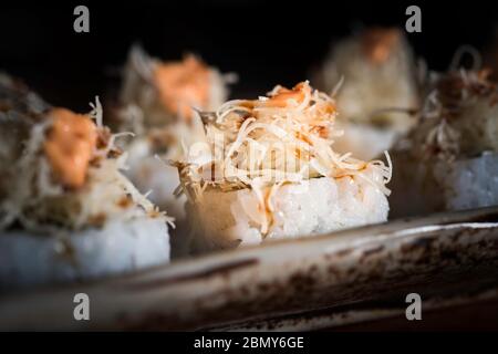 Trois rouleaux maki d'affilée avec du saumon, de l'anguille et du concombre isolés sur fond blanc. Morceaux d'hosomaki frais avec riz et nori. Gros plan de Delicious Banque D'Images