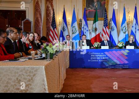 Le 11 octobre 2018, le secrétaire d'État américain Mike Pompeo, le vice-président Pence et le secrétaire Nielsen ont co-organisé la deuxième conférence pour la prospérité et la sécurité en Amérique centrale au département d'État américain. Banque D'Images