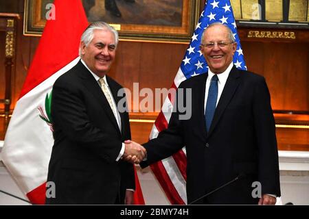 Le secrétaire d’État américain Rex Tillerson serre la main du président péruvien Pedro Pablo Kuczynski avant une réunion bilatérale au Palais présidentiel de Lima, au Pérou, le 6 février 2018. Banque D'Images