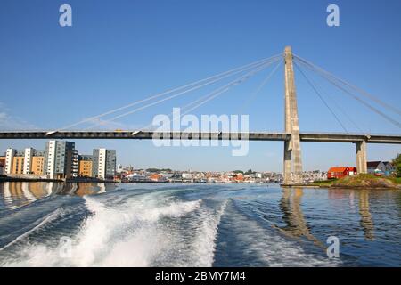 Le pont de la ville de Stavanger est un pont à câbles situé dans la ville de Stavanger, dans le comté de Rogaland, en Norvège. Le pont traverse le détroit de Straumsteinsundet co Banque D'Images