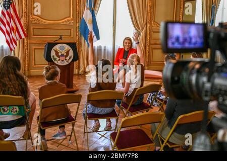 Le porte-parole Nauert rencontre le porte-parole des éclaireuses Heather Nauert dirige une activité de leadership de troupe de scouts de filles et de développement de carrière en organisant une conférence de presse simulée en Argentine le 1er décembre 2018. Banque D'Images