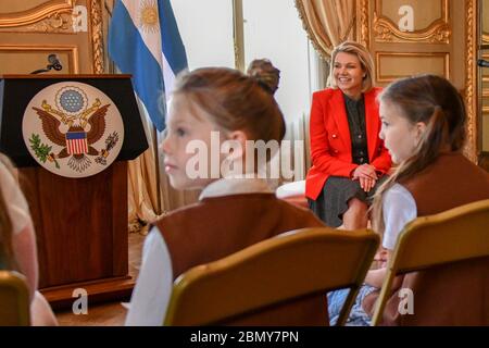 Le porte-parole Nauert rencontre le porte-parole des éclaireuses Heather Nauert dirige une activité de leadership de troupe de scouts de filles et de développement de carrière en organisant une conférence de presse simulée en Argentine le 1er décembre 2018. Banque D'Images