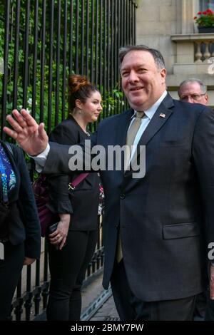 Le secrétaire d’État américain Michael R. Pompeo quitte son hôtel pour assister à une réunion avec le président Donald J. Trump et le président argentin Mauricio Macri à la Casa Rosada à Buenos Aires, en Argentine, le 30 novembre 2018, lors du Sommet des dirigeants du G-20. Banque D'Images