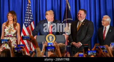 Le président Trump fait des remarques à l'ambassade des États-Unis Buenos Aires rencontre et accueil le président Donald Trump tient une rencontre avec le personnel et les familles de l'ambassade des États-Unis Buenos Aires, ainsi qu'avec le secrétaire Michael R. Pompeo en Argentine, le 30 novembre 2018. Banque D'Images