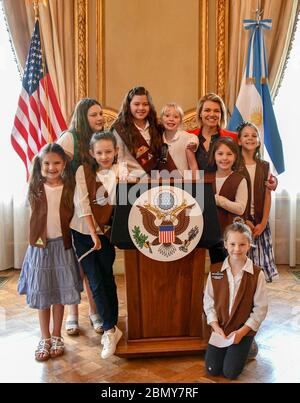 Le porte-parole Nauert rencontre le porte-parole des éclaireuses Heather Nauert dirige une activité de leadership de troupe de scouts de filles et de développement de carrière en organisant une conférence de presse simulée en Argentine le 1er décembre 2018. Banque D'Images