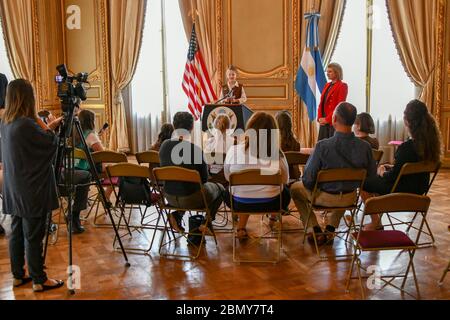 Le porte-parole Nauert rencontre le porte-parole des éclaireuses Heather Nauert dirige une activité de leadership de troupe de scouts de filles et de développement de carrière en organisant une conférence de presse simulée en Argentine le 1er décembre 2018. Banque D'Images