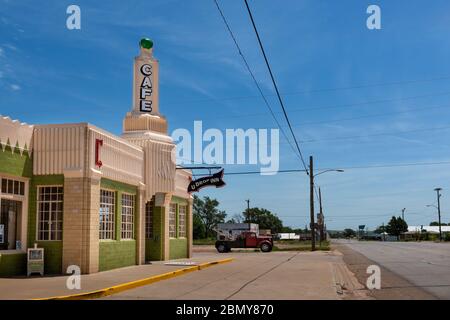 Shamrock, Texas, USA - 8 juillet 2014 : le magnifique bâtiment art déco de la station-service U-Drop Inn, le long de la route historique 66, USA. Banque D'Images