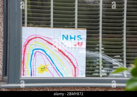 Sheffield UK – 09 2020 avril : un dessin arc-en-ciel dans une fenêtre montre le soutien au NHS pendant le confinement de Covid-19 à Richmond Park Road Banque D'Images