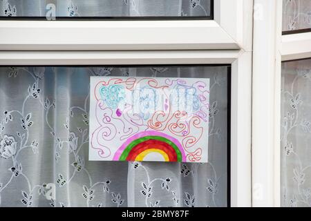 Sheffield UK – 09 2020 avril : un dessin arc-en-ciel dans une fenêtre montre le soutien au NHS pendant le confinement de Covid-19 à Richmond Park Road Banque D'Images