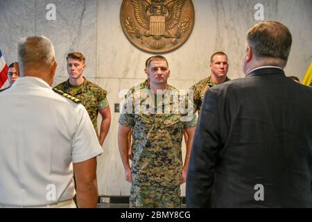 Le secrétaire Pompeo rencontre le personnel et les familles à l'ambassade des États-Unis Brasilia le secrétaire d'État des États-Unis Michael R. Pompeo rencontre les gardes de sécurité maritimes à l'ambassade des États-Unis Brasilia, à Brasilia, au Brésil, le 2 janvier 2019. Banque D'Images