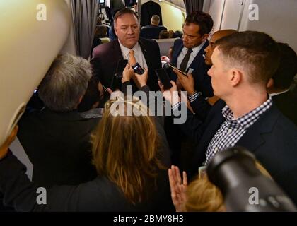 Le secrétaire Pompeo parle à la presse itinérante après le départ de la base conjointe Andrews le secrétaire d'État américain Michael R. Pompeo parle à la presse itinérante peu après le départ de la base conjointe Andrews, le 7 janvier 2019. Le secrétaire Pompeo se rendra à Amman, en Jordanie, au Caire, en Égypte, à Manama, au Bahreïn, à Abu Dhabi, aux Émirats arabes Unis, à Doha, au Qatar, à Riyad, en Arabie saoudite, à Muscat, à Oman et à Koweït, du 8 au 15 janvier. Banque D'Images