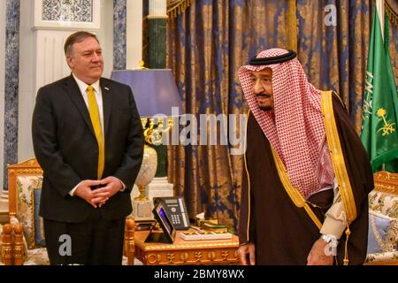 Le secrétaire Pompeo rencontre le roi saoudien Salman le secrétaire d'État américain Michael R. Pompeo rencontre le roi saoudien Salman bin Abdul-Aziz à Riyad, en Arabie Saoudite, le 14 janvier 2019. Banque D'Images