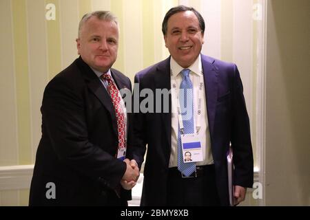 Le secrétaire adjoint Sullivan rencontre le secrétaire d'État adjoint tunisien Jhinaoui John Sullivan rencontre le ministre tunisien des Affaires étrangères Khemaies Jhinaoui à la Conférence de Munich sur la sécurité, en Allemagne, le 16 février 2018. Banque D'Images