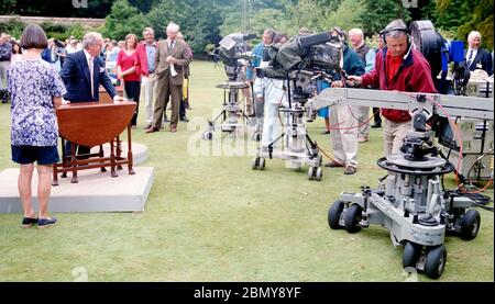 John Bly, expert en antiquités et présentateur de télévision, fait une évaluation au tournage du BBC antiques Roadshow au Winchester College, Winchester, Hampshire, Angleterre, Royaume-Uni - 1999. Banque D'Images