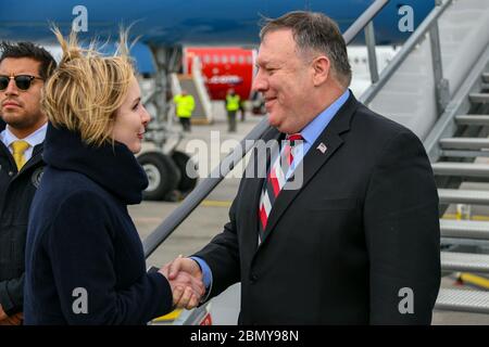 Le secrétaire Pompeo arrive à Budapest, Hongrie le secrétaire d'État américain Michael R. Pompeo est accueilli par le chargé d'affaires américain David Kostelancik, ministre d'État hongrois Levente Magyar, Et chef du protocole du ministère hongrois des Affaires étrangères, Edina Pasztor, à l'aéroport Ferenc Liszt de Budapest, Hongrie, le 11 février 2019. Banque D'Images