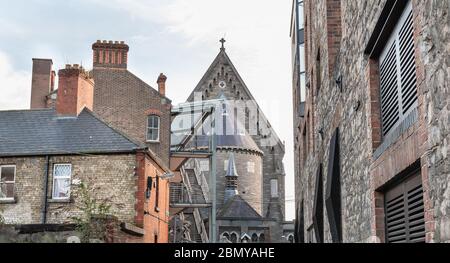 Dublin, Irlande - 16 février 2019: Les gens marchant dans une petite rue avec l'architecture typique des petits quartiers du centre-ville une journée d'hiver Banque D'Images