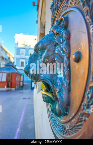 La boîte à poste sur le mur du bureau de poste principal à Cadix est décorée avec une tête de lion sculptée en bronze à col ouvert, Espagne Banque D'Images