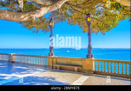 La balustrade avec des réverbères étonnants le long du remblai à Alameda Apodaca et les jardins marques de Comillas à Cadix, Espagne Banque D'Images