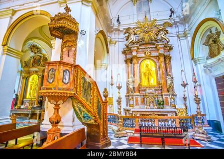 CADIX, ESPAGNE - 24 SEPTEMBRE 2019 : le splendide intérieur de l'Eglise Iglesia del Rosario (église Rosario) avec chaire en bois sculptée et chapelle intérieure avec le ston Banque D'Images