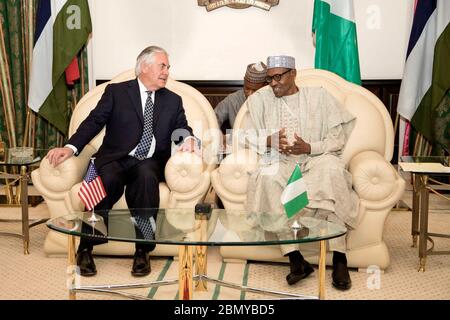 Le 12 mars 2018, le secrétaire d'État américain Rex Tillerson a rencontré le président nigérian Muhammadu Buhari à la villa présidentielle d'Aso Rock à Abuja. La réunion s'est concentrée sur le renforcement des relations entre les États-Unis et le Nigéria et sur l'examen des principales questions de sécurité régionale. Banque D'Images