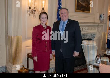 Le secrétaire d'État Michael R. Pompeo rencontre M.S. Henrietta H. Fore, directrice générale de l'UNICEF, au Département d'État américain à Washington, D.C. le 10 avril 2019, pour discuter de questions humanitaires mondiales. Banque D'Images
