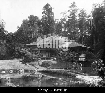 [ 1890 Japon - Maison du thé japonais ] — Maison du thé à Korakuen (後楽園), le jardin de l'ancien Mito Yashiki (旧水戸邸) à Bunkyo-ku, Tokyo. Le jardin a été commencé par Tokugawa Yoridusa (徳川頼房, 1603–1661) en 1629, et complété par son fils Tokugawa Mitsukuni (徳川光圀, 1628–1701). Il intègre des éléments chinois et japonais. C'est l'un des trois jardins daimyo (seigneur féodal) survivants à Tokyo. diapositive en verre vintage du xixe siècle. Banque D'Images