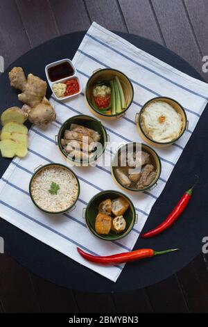 Cuisine asiatique maison chaleureuse déjeuner avec des accessoires de gingembre et de piment Banque D'Images