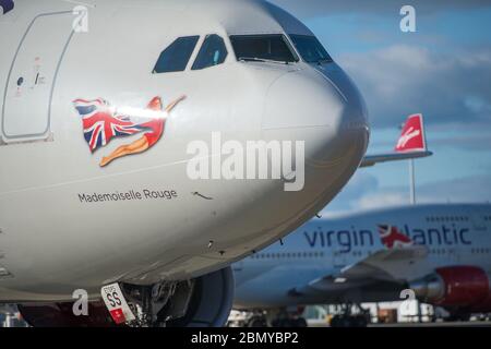 Glasgow, Royaume-Uni. 11 mai 2020. Photo : Virgin Atlantic déplace davantage son avion vers l'aéroport de Glasgow pour l'entreposage pendant le confinement prolongé du coronavirus (COVID19). Deux Boeing 747-400 et deux Airbus A330-300 sont vus sur le Tarmac. Jusqu'à présent, Virgin Atlantic a annoncé qu'elle fermera indéfiniment ses activités à l'aéroport de Gatwick, ce qui aura des répercussions considérables pour d'autres compagnies aériennes et le sud de l'Angleterre. Crédit : Colin Fisher/Alay Live News Banque D'Images