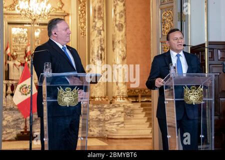 Le 13 avril 2019, le secrétaire d'État américain Mike Pompeo a tenu un point de presse conjoint avec le ministre péruvien des Affaires étrangères Nestor Popolizio à Lima pour discuter des relations entre les États-Unis et le Pérou et des questions régionales. Banque D'Images