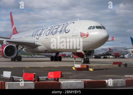 Glasgow, Royaume-Uni. 11 mai 2020. Photo : Virgin Atlantic déplace davantage son avion vers l'aéroport de Glasgow pour l'entreposage pendant le confinement prolongé du coronavirus (COVID19). Deux Boeing 747-400 et deux Airbus A330-300 sont vus sur le Tarmac. Jusqu'à présent, Virgin Atlantic a annoncé qu'elle fermera indéfiniment ses activités à l'aéroport de Gatwick, ce qui aura des répercussions considérables pour d'autres compagnies aériennes et le sud de l'Angleterre. Crédit : Colin Fisher/Alay Live News Banque D'Images