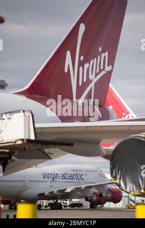 Glasgow, Royaume-Uni. 11 mai 2020. Photo : Virgin Atlantic déplace davantage son avion vers l'aéroport de Glasgow pour l'entreposage pendant le confinement prolongé du coronavirus (COVID19). Deux Boeing 747-400 et deux Airbus A330-300 sont vus sur le Tarmac. Jusqu'à présent, Virgin Atlantic a annoncé qu'elle fermera indéfiniment ses activités à l'aéroport de Gatwick, ce qui aura des répercussions considérables pour d'autres compagnies aériennes et le sud de l'Angleterre. Crédit : Colin Fisher/Alay Live News Banque D'Images