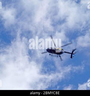 BIDEFORD, DEVON, ANGLETERRE, Royaume-Uni - MAI 11 2020 : un hélicoptère de police bleu et jaune patrouille le ciel du nord du Devon. Banque D'Images