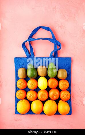 Zéro achat de nourriture, sacs écologiques avec des fruits et des légumes sur fond rose. Banque D'Images