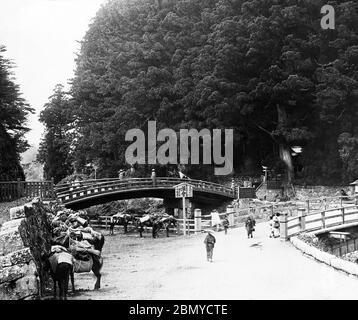 [ 1890 Japon - Pont sacré, Nikko ] — le pont sacré Kamibashi traversant la rivière Otanigawa à Nikko. D'une série de diapositives en verre publiées (mais non photographiées) par le photographe écossais George Washington Wilson (1823–1893). La société Wilson était l’un des plus grands éditeurs de tirages photographiques au monde. diapositive en verre vintage du xixe siècle. Banque D'Images