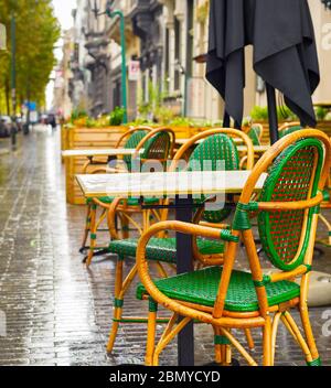 Restaurant de rue vide dans la journée des pluies. Bruxelles, Belgique Banque D'Images