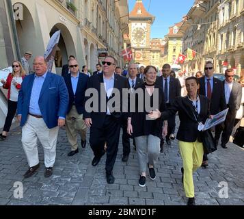 Le Secrétaire Pompeo Tours la vieille ville de Berne site du patrimoine mondial de l'UNESCO le Secrétaire d'Etat Michael R. Pompeo visite la vieille ville de Berne site du patrimoine mondial de l'UNESCO à Berne, en Suisse, le 1er juin 2019. Banque D'Images