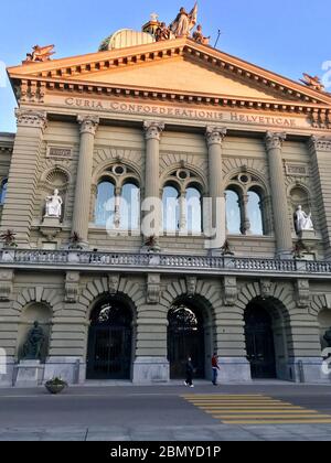 Le Secrétaire Pompeo Tours Vieille ville de Berne site du patrimoine mondial de l'UNESCO le Secrétaire d'Etat Michael R. Pompeo a une vue sur le Bundeshaus, le Palais fédéral, lors de sa visite de la vieille ville de Berne, site du patrimoine mondial de l'UNESCO, à Berne, en Suisse, le 1er juin 2019. Banque D'Images