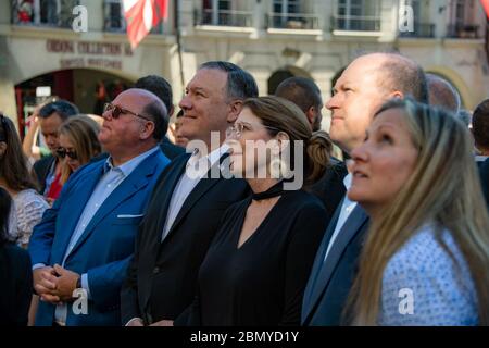 Le Secrétaire Pompeo Tours la vieille ville de Berne site du patrimoine mondial de l'UNESCO le Secrétaire d'Etat Michael R. Pompeo voit le Zytglogge, la Tour de l'horloge, lors de sa visite de la vieille ville de Berne site du patrimoine mondial de l'UNESCO à Berne, en Suisse, le 1er juin 2019. Banque D'Images