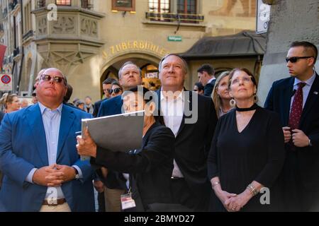 Le Secrétaire Pompeo Tours la vieille ville de Berne site du patrimoine mondial de l'UNESCO le Secrétaire d'Etat Michael R. Pompeo voit le Zytglogge, la Tour de l'horloge, lors de sa visite de la vieille ville de Berne site du patrimoine mondial de l'UNESCO à Berne, en Suisse, le 1er juin 2019. Banque D'Images