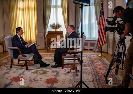 Le 3 juin 2019, le secrétaire d’État américain Mike Pompeo s’entretient avec les médias à Berne, en Suisse, abordant des questions clés dans les relations américano-européennes et la diplomatie mondiale. Banque D'Images